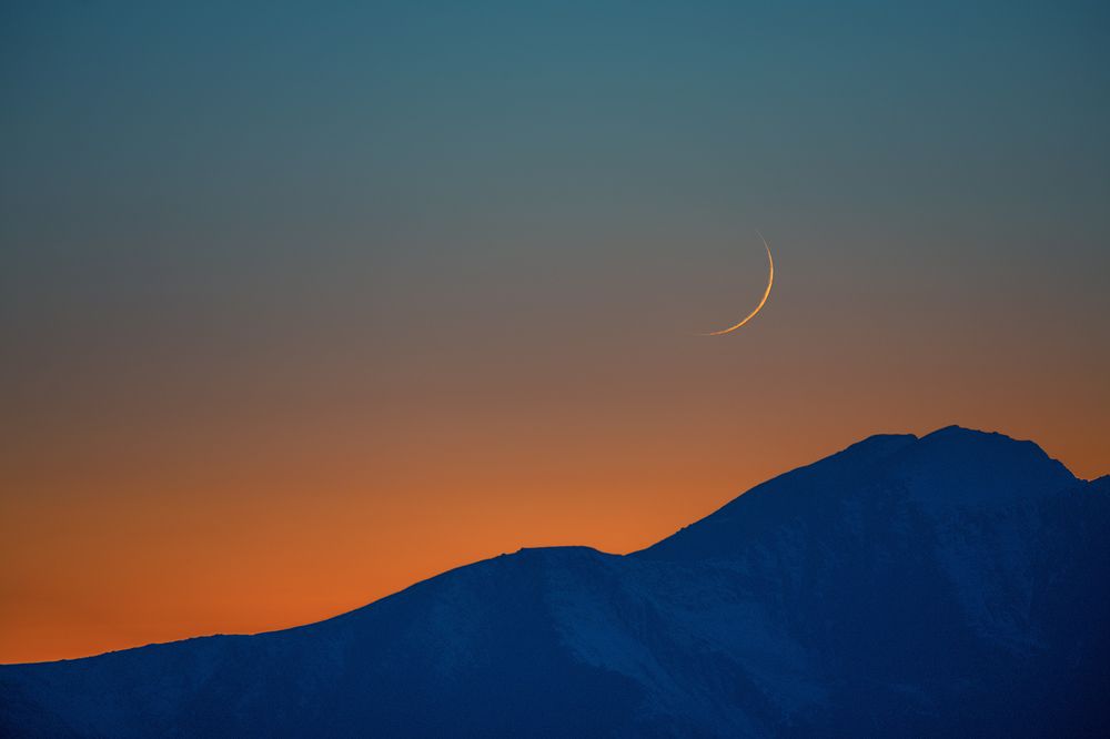 Молодой месяц в горах Алтая