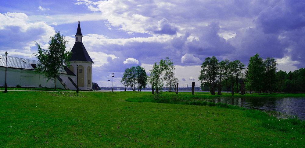 храм на берегу реки