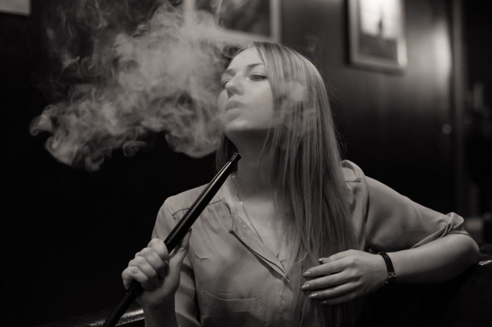 Девушка с кальяном