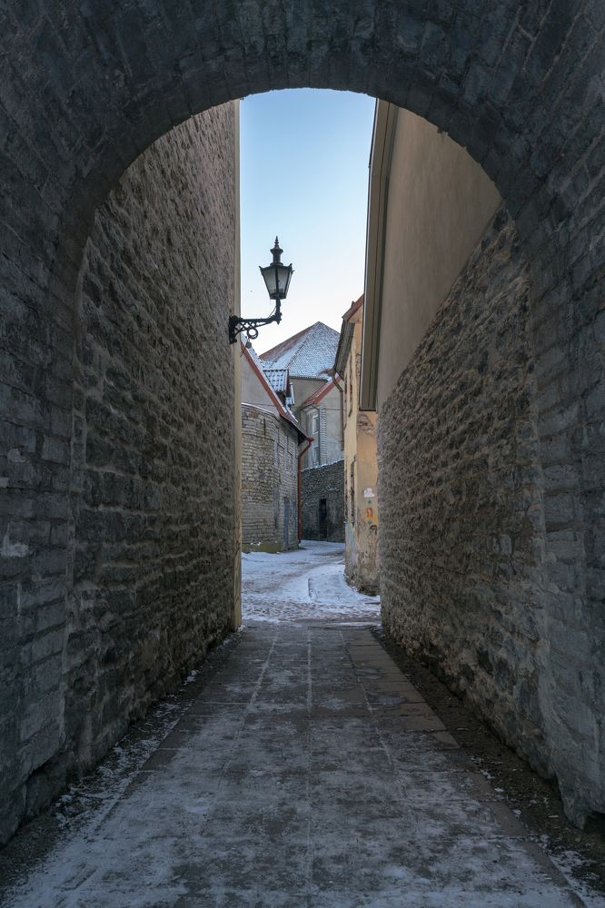Арка ведет в Старый город, Таллин.