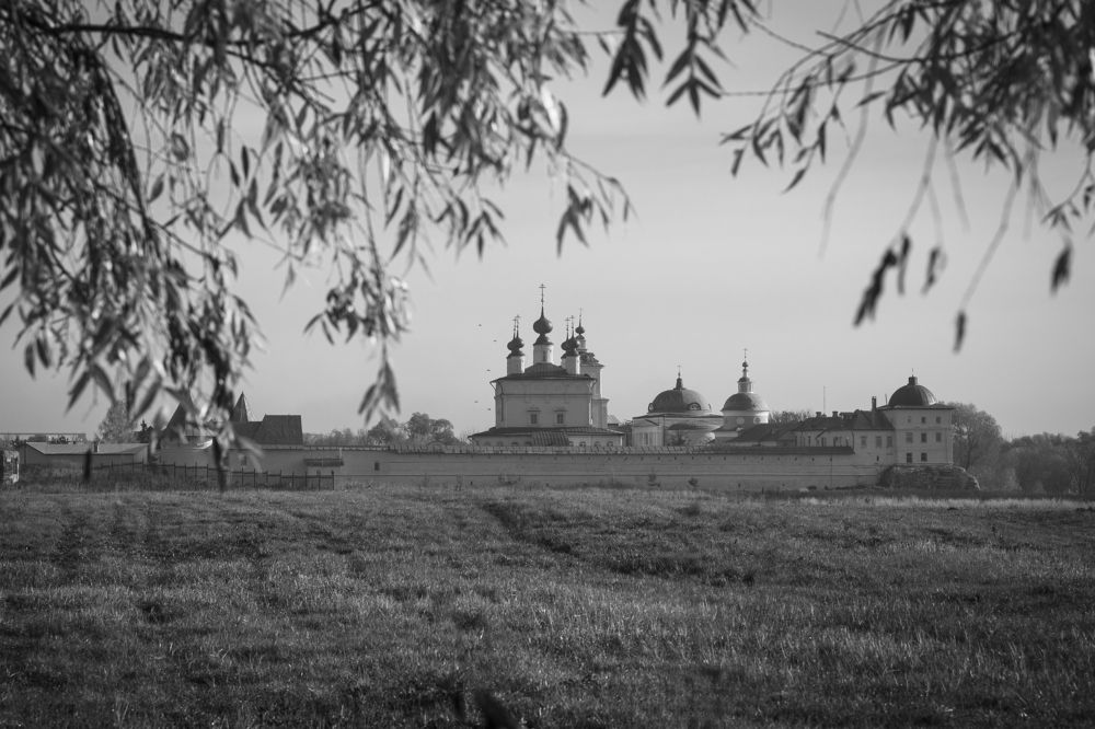 У Белопесоцкого монастыря