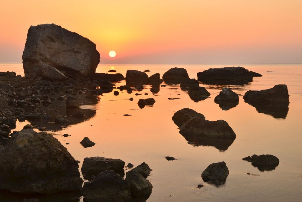 И даже камни утру улыбались