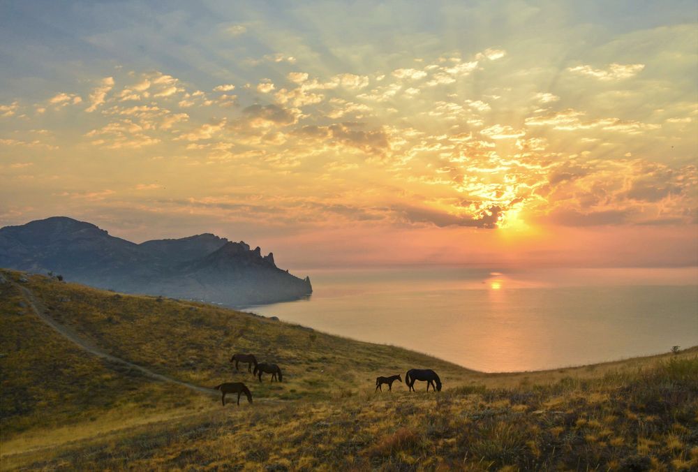 Кара-Даг в утреннем мареве