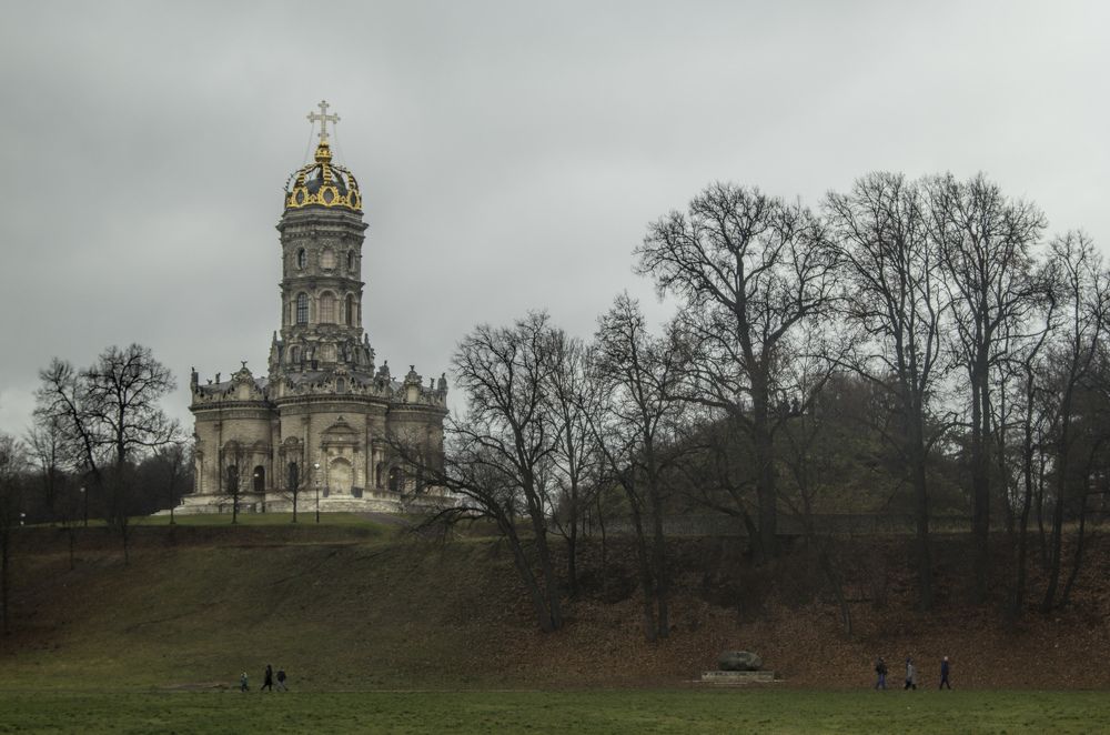Готичное утро в осенних Дубровицах