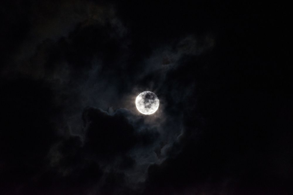 Луна за облаками