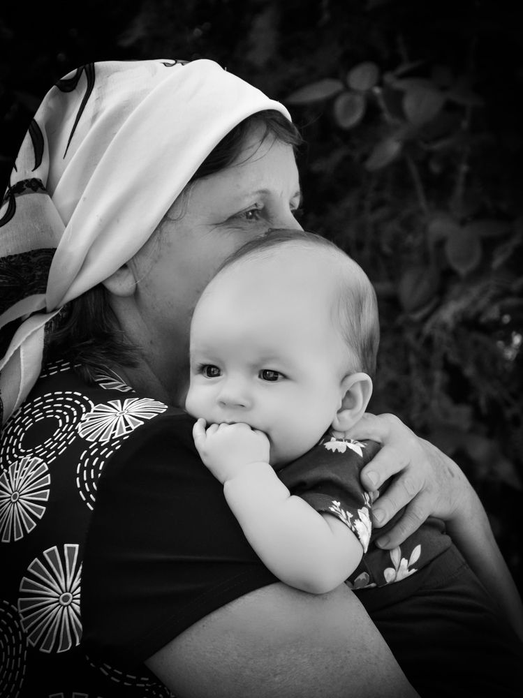 Бабушки и дедушки любят внуков сильнее, чем детей