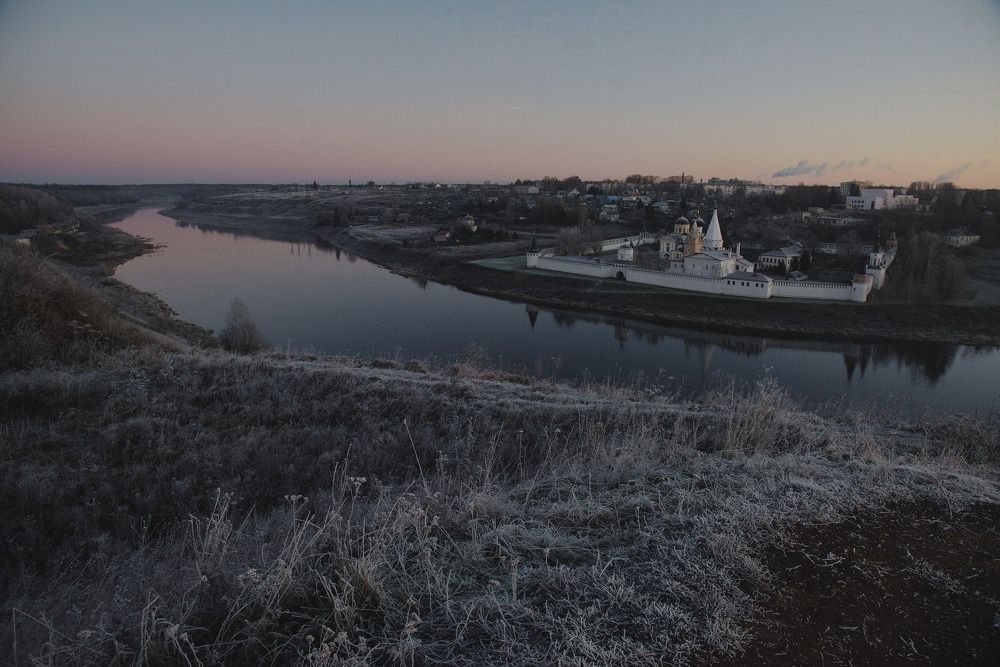 Старица одета в ноябрь