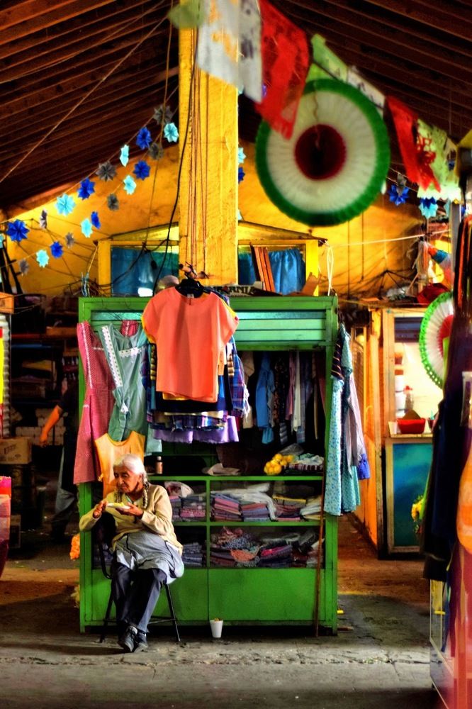 Dama en el mercado de Tepoztlán, Edo. de Morelos. México