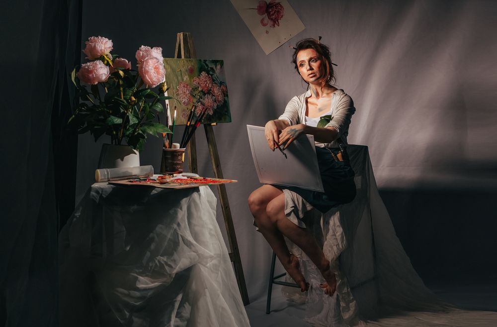 Художница и пионы