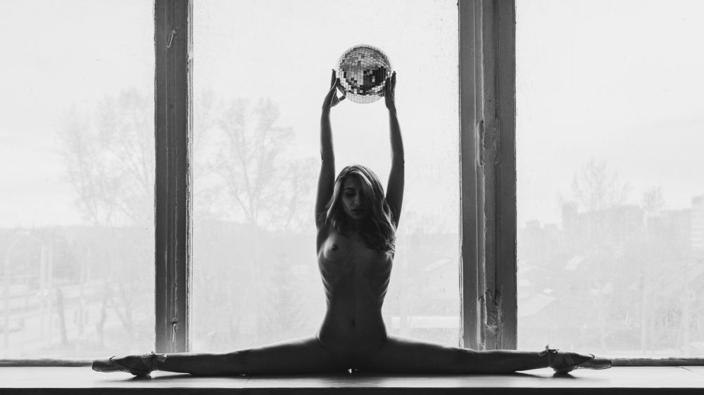 Девушка с шаром