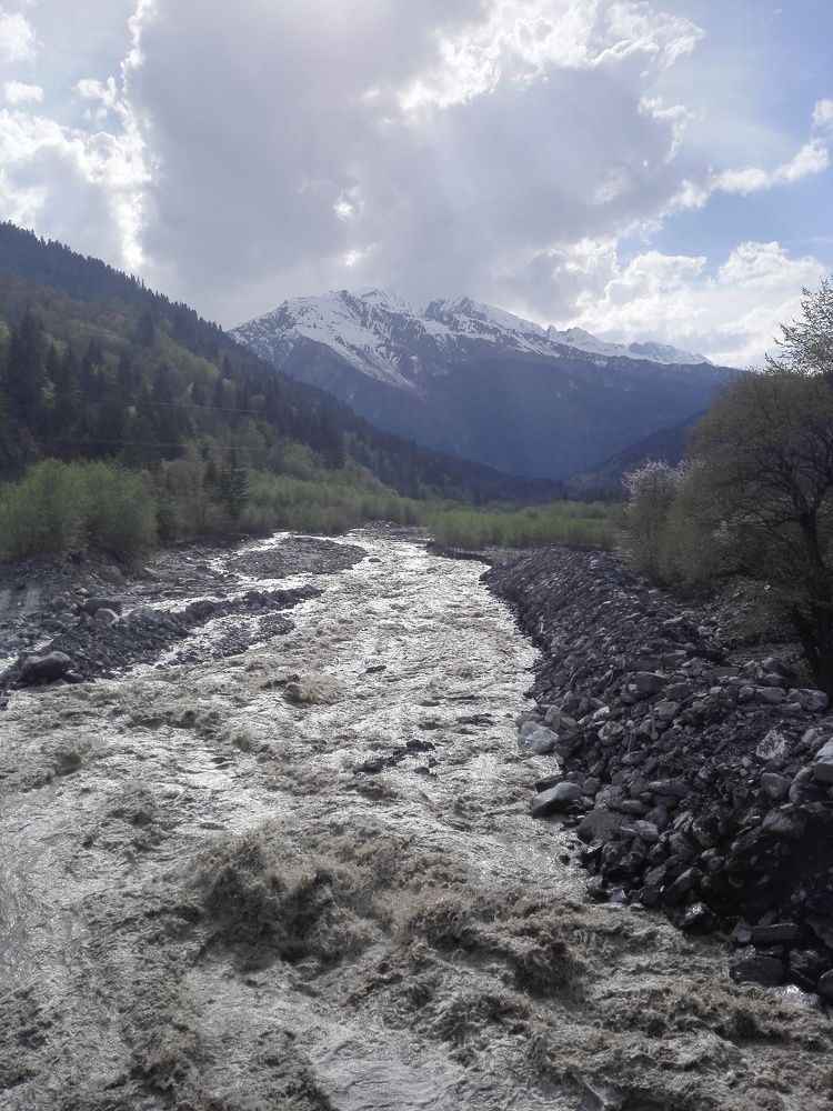 Май в Грузии. Река Чанчахи.