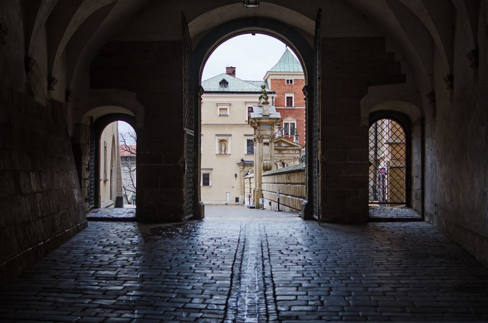 Направо пойдешь.....