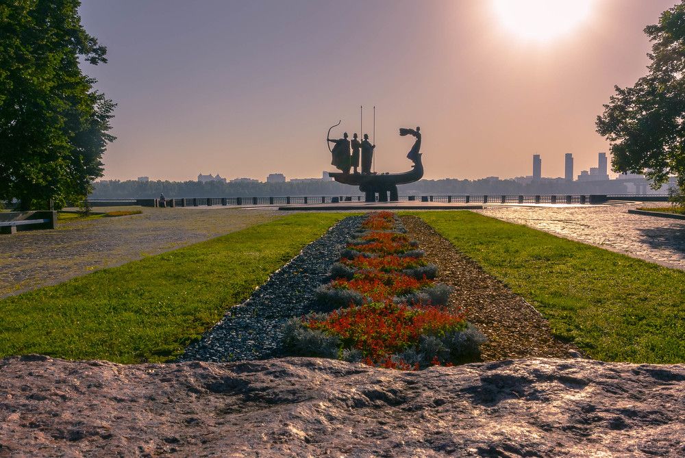 Памятник основателям Киева