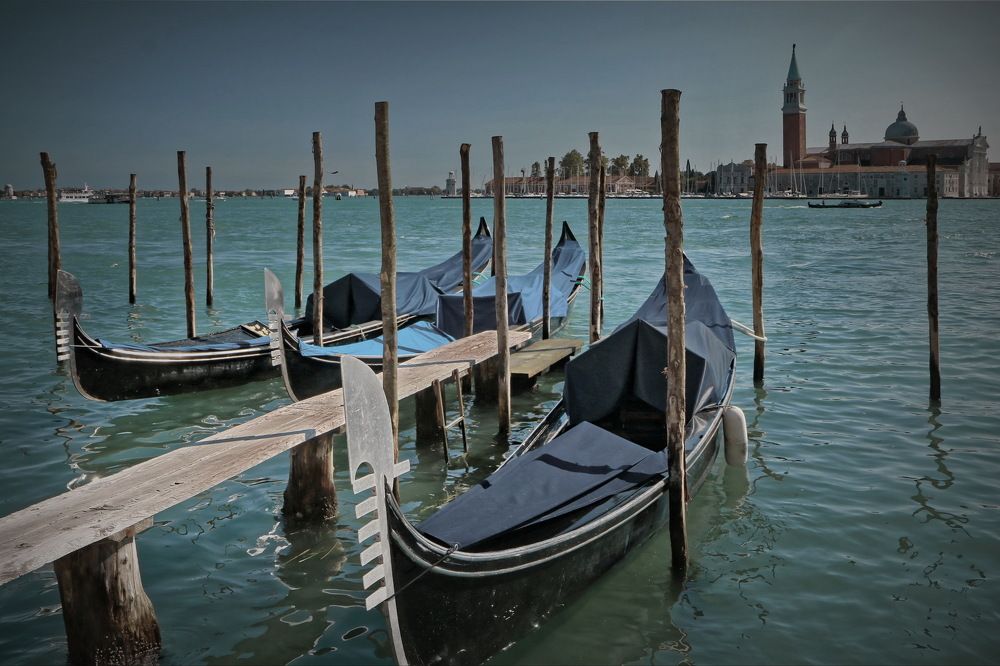 Гондолы на стоянке.