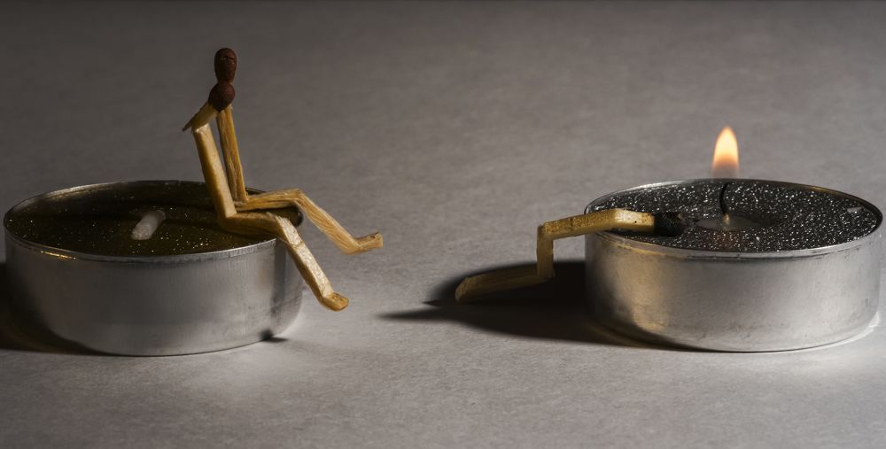 Служа другим сгораю сам