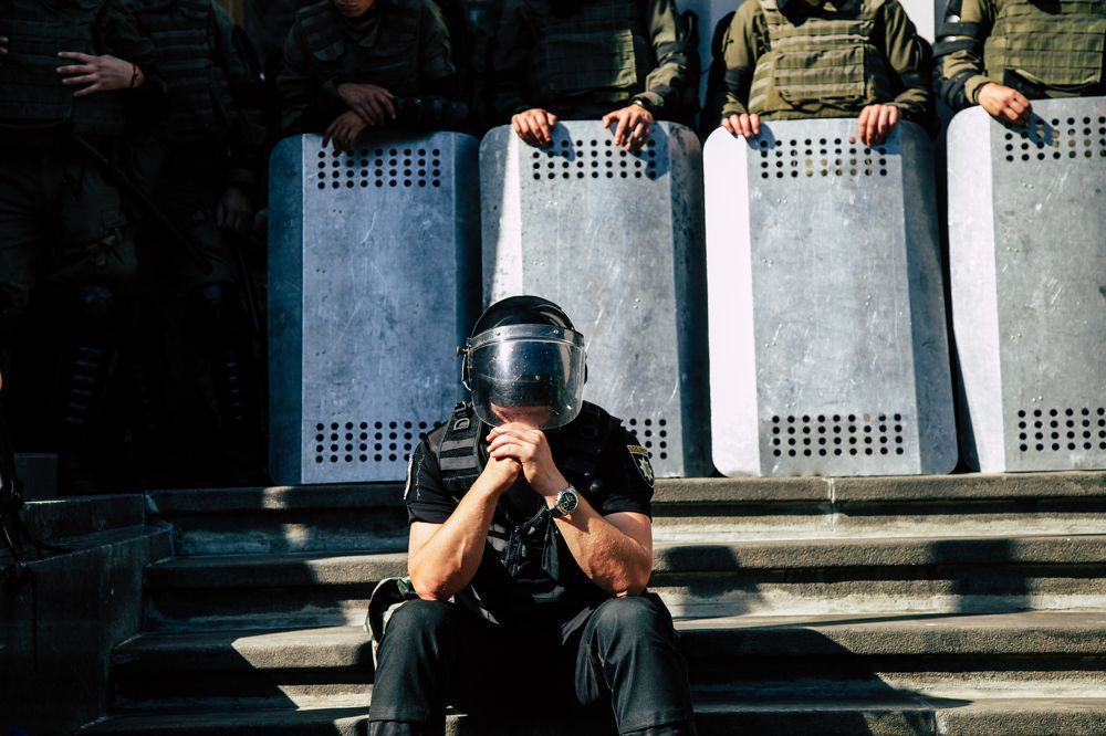 Полицейский устал.