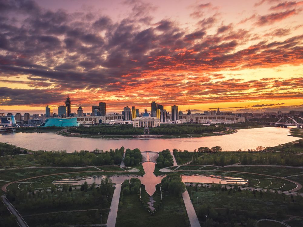 Птица Самрук на закате