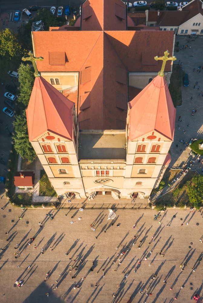 TAKING WEDDING PHOTOS IN FRONT OF CHURCH