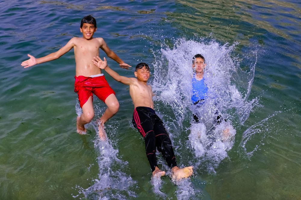 اطفال يستجمون على شاطئ بحر غزة