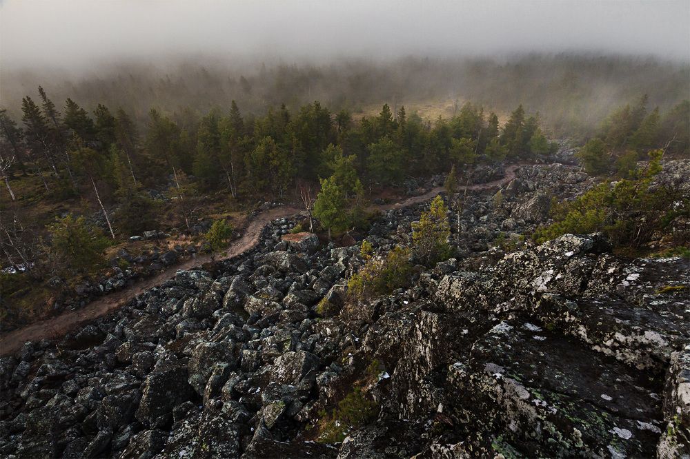 Каменный водопад у дороги