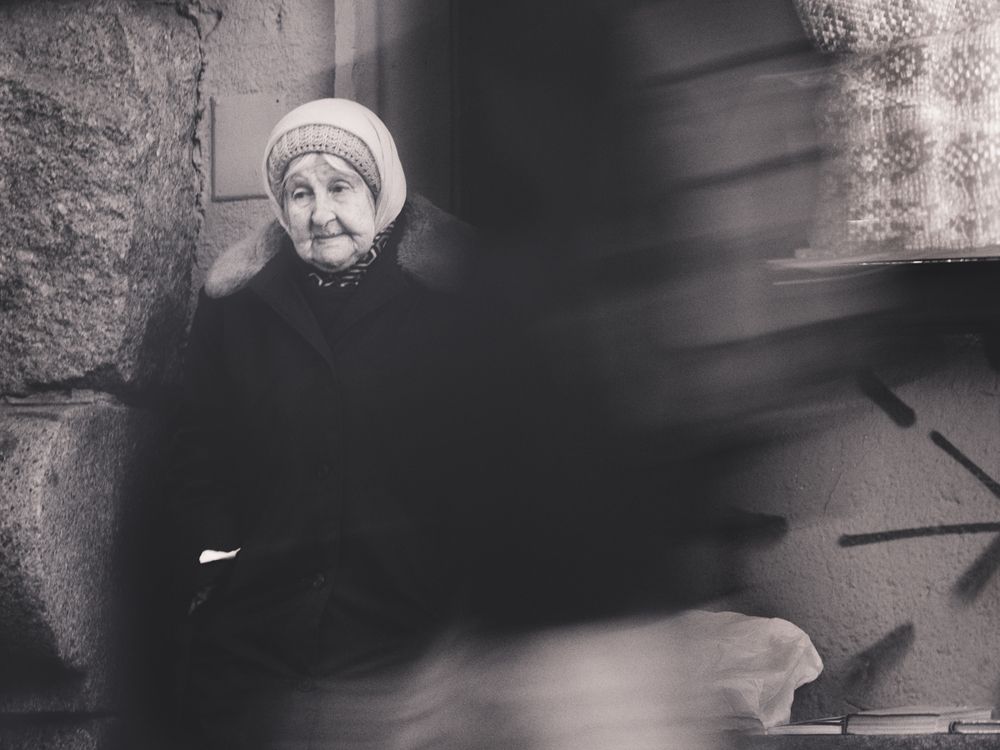 А люди мимо шли без слов,куда-то ...