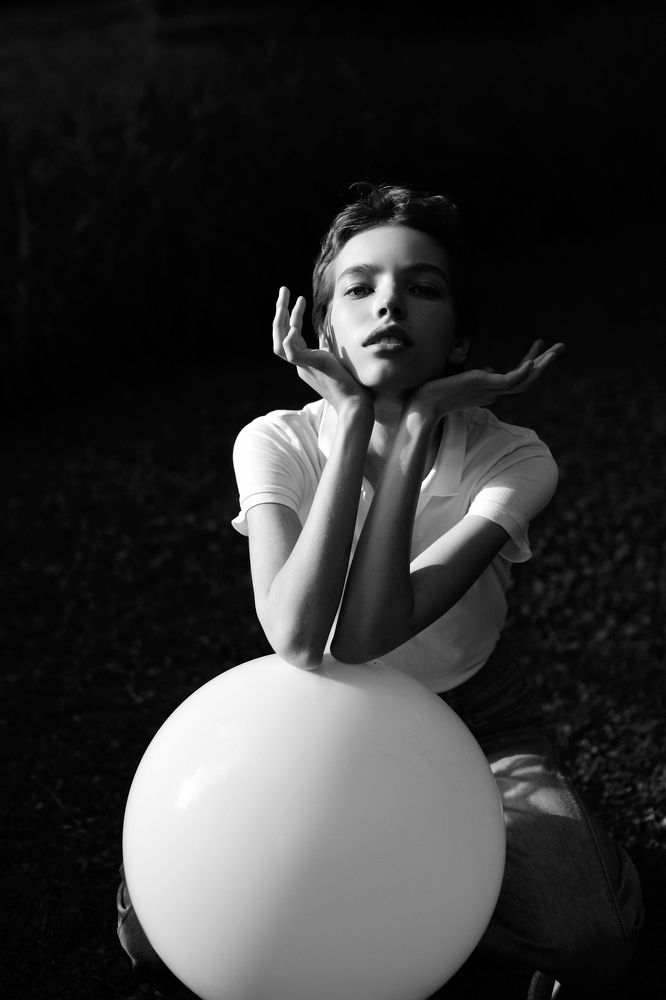 Девочка на шаре