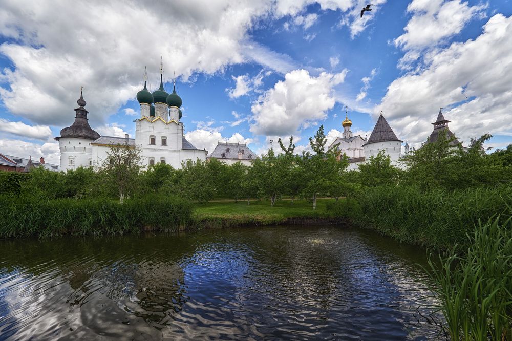 в монастырском саду