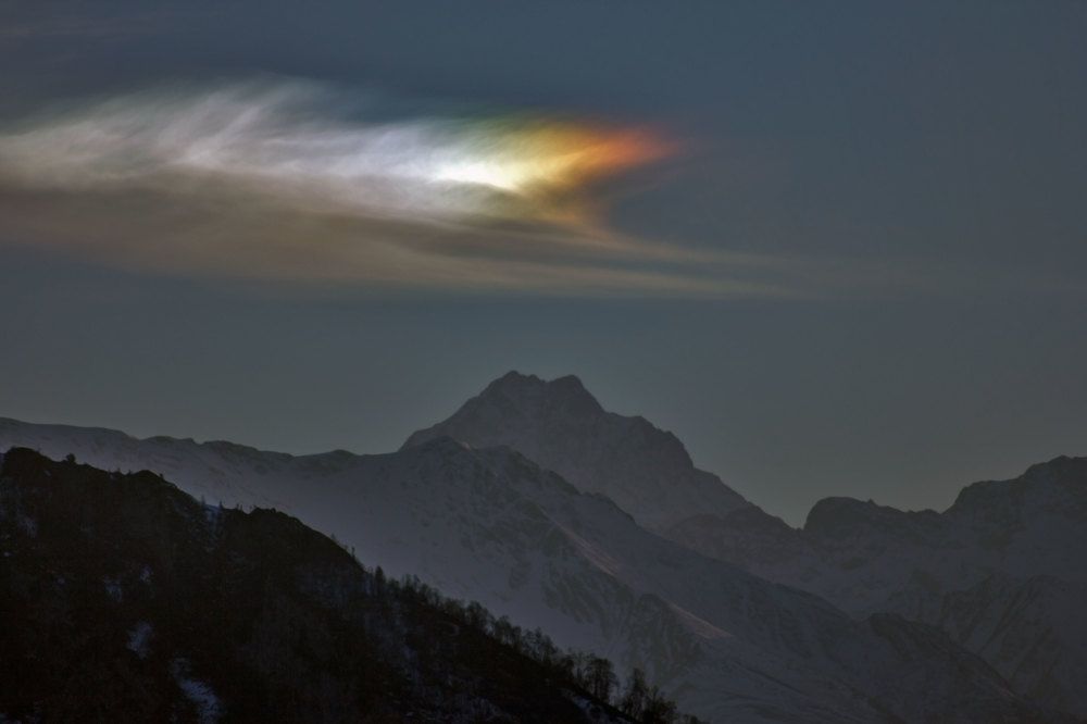 Ледяная радуга над вершиной