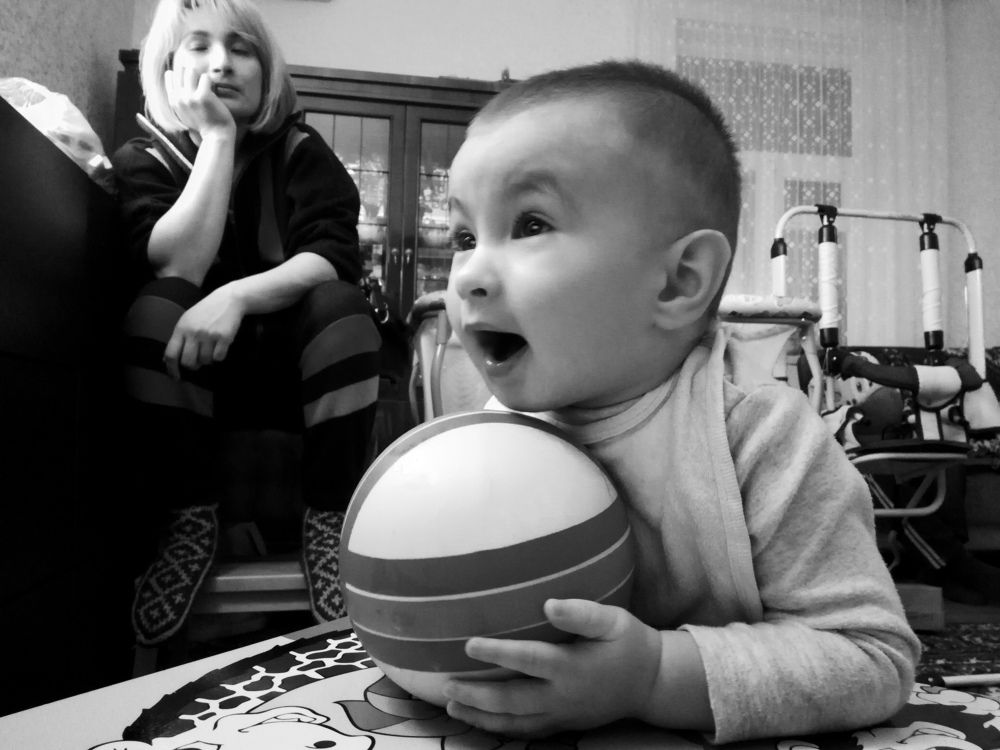 мама спит,она устала