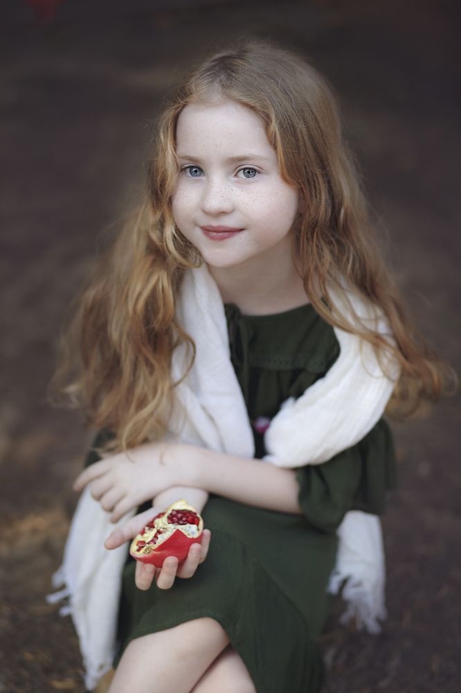 Девочка с гранатом