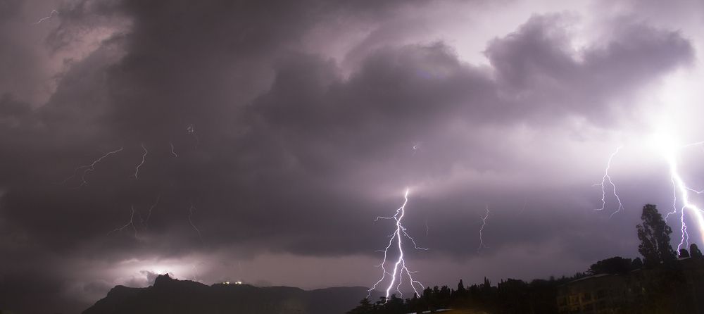 Молнии на фоне Ай-Петри