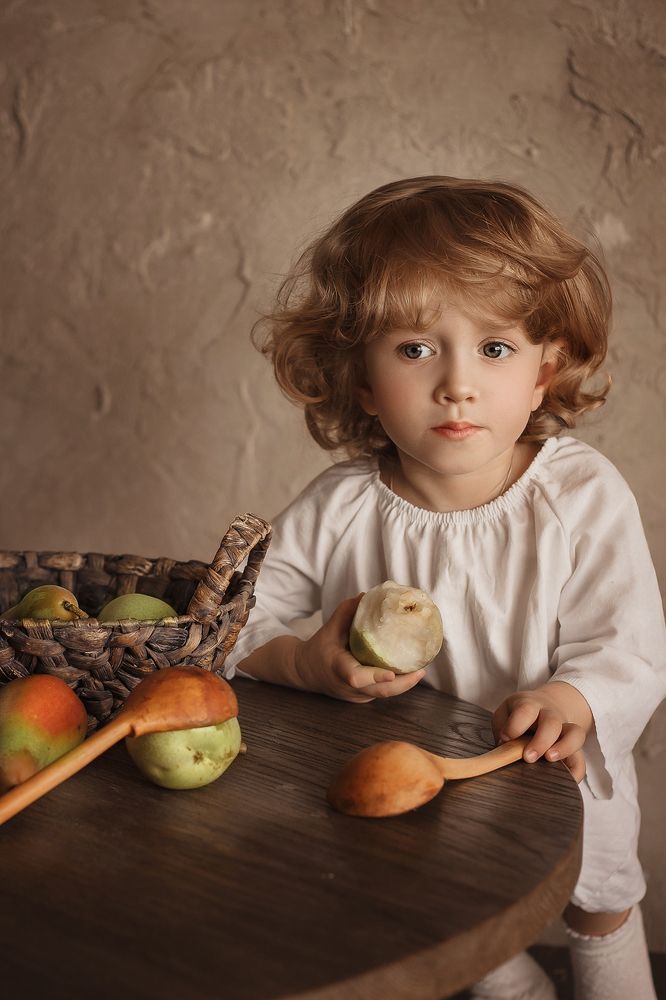 Девочка с грушами