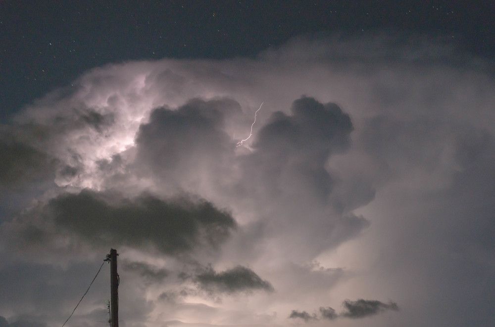 Электричество пробивает сквозь мощных облаков