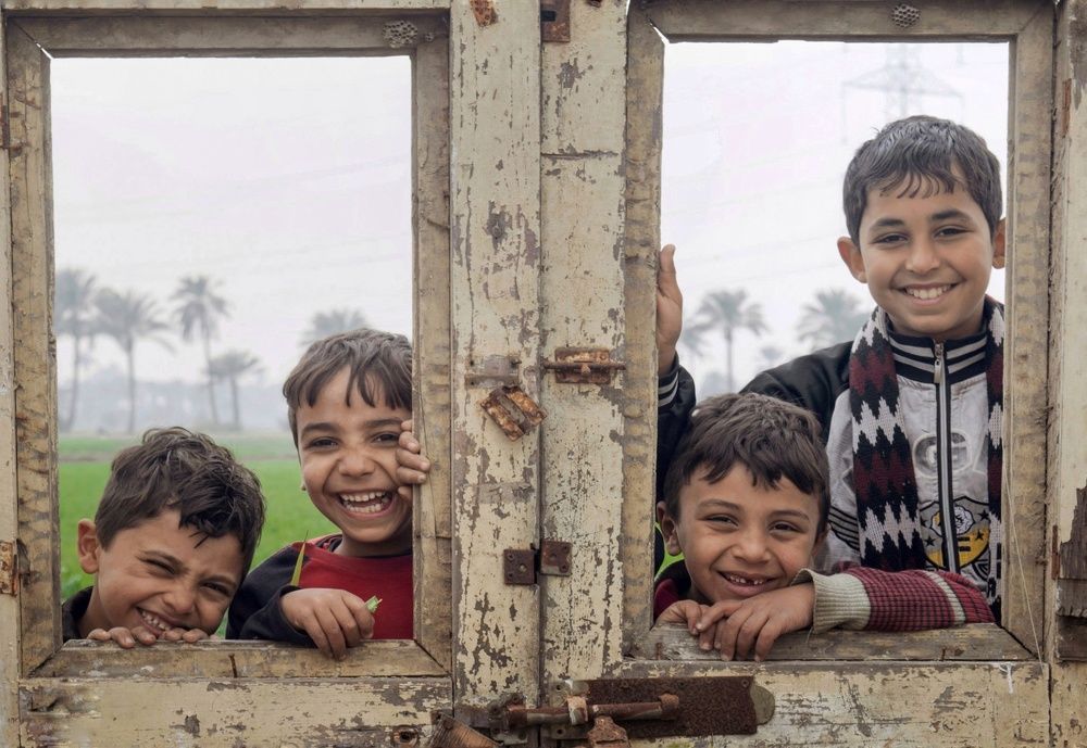 Niños felices, niños egipcios en uno de los pueblos de Egipto.