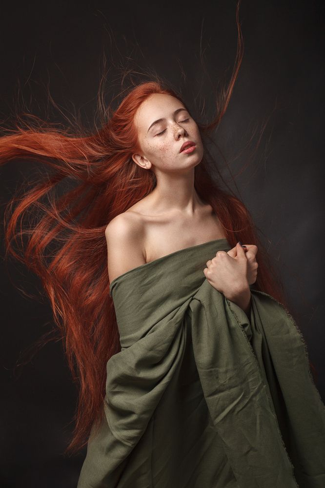 Майя с распущенными волосами