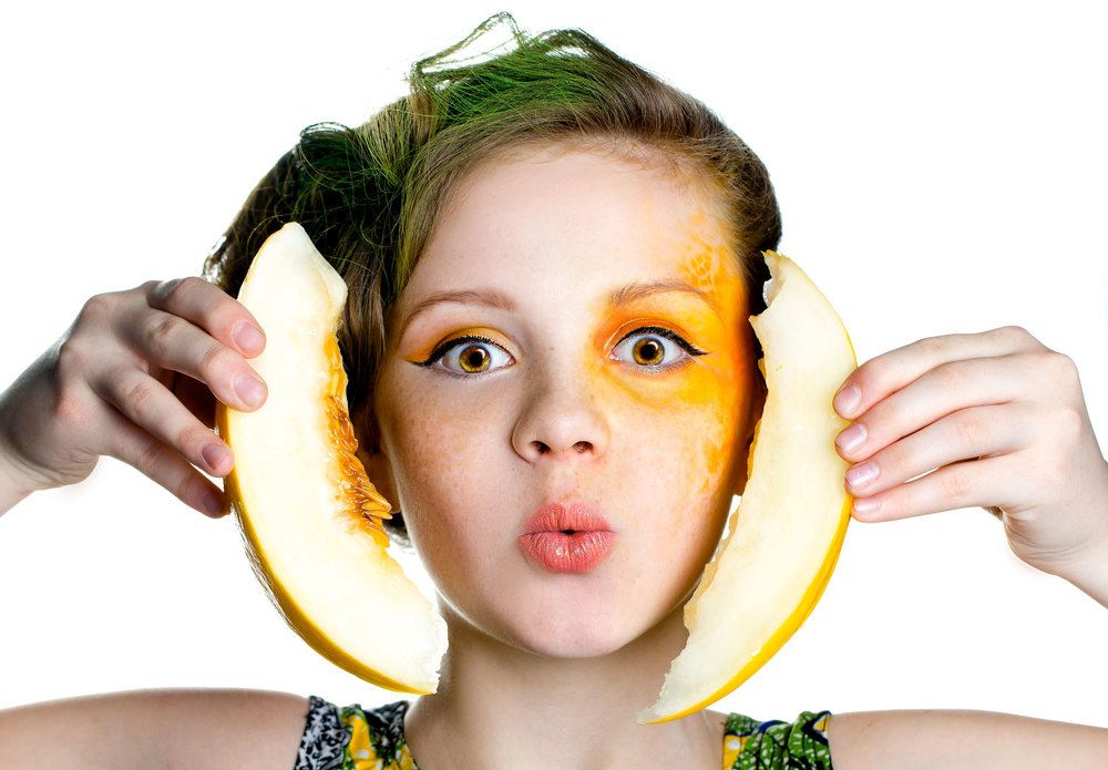 Девочка - дыня