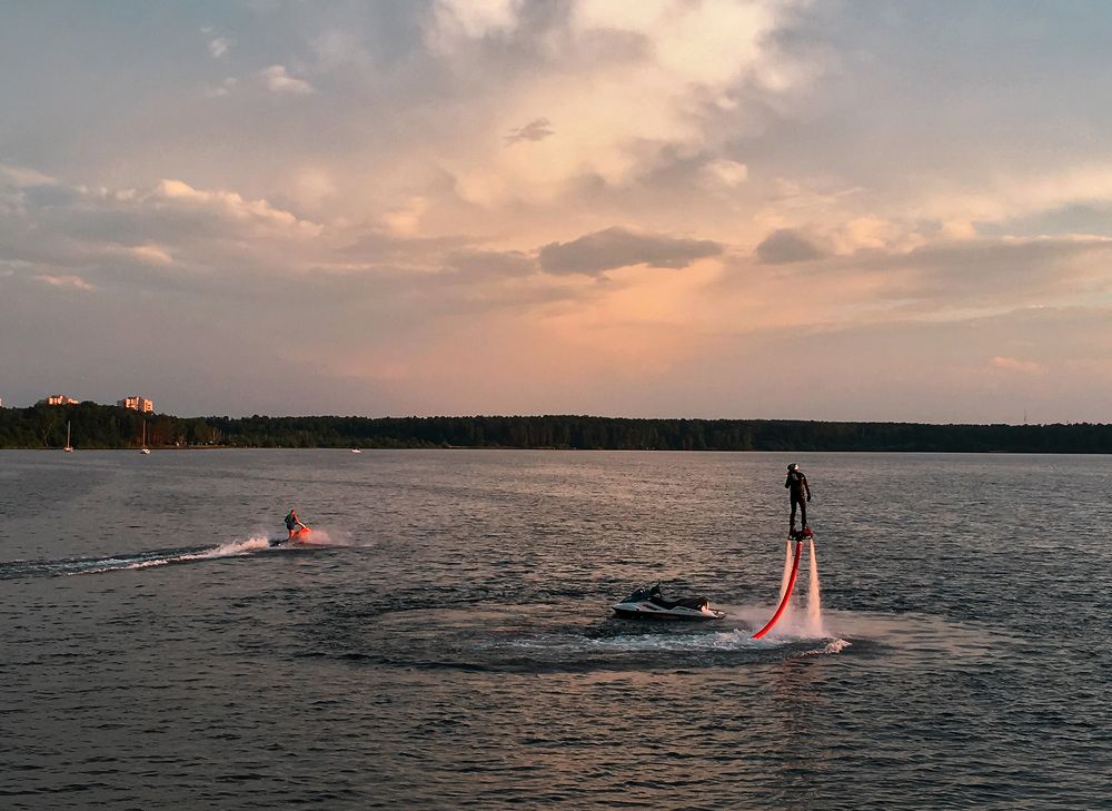 Кто круче: флайбордист или гидроскутерист?