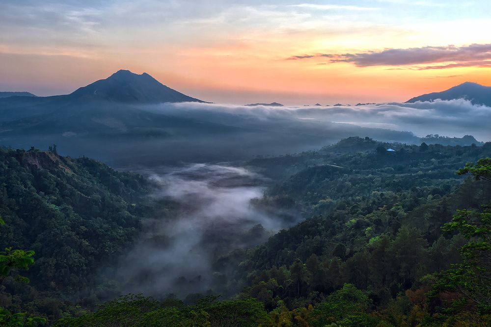 Расввет над вулканом