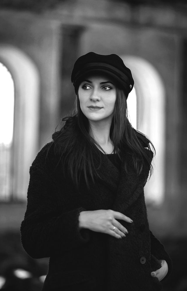 Девушка в заброшенном храме