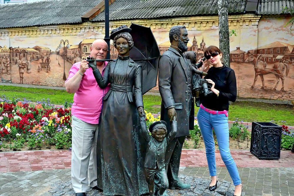 С семьёй фабриканта.