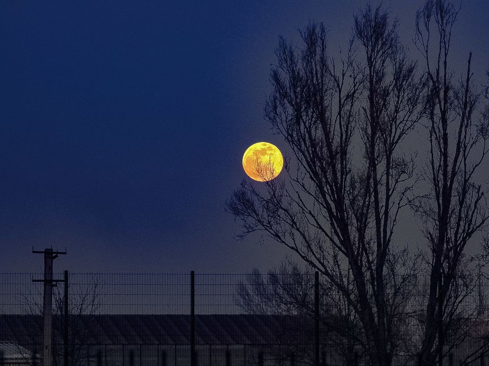 Супер  місяць