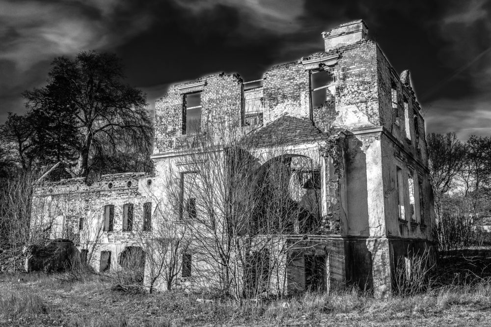 Ruiny pałacyku w Smęcinie