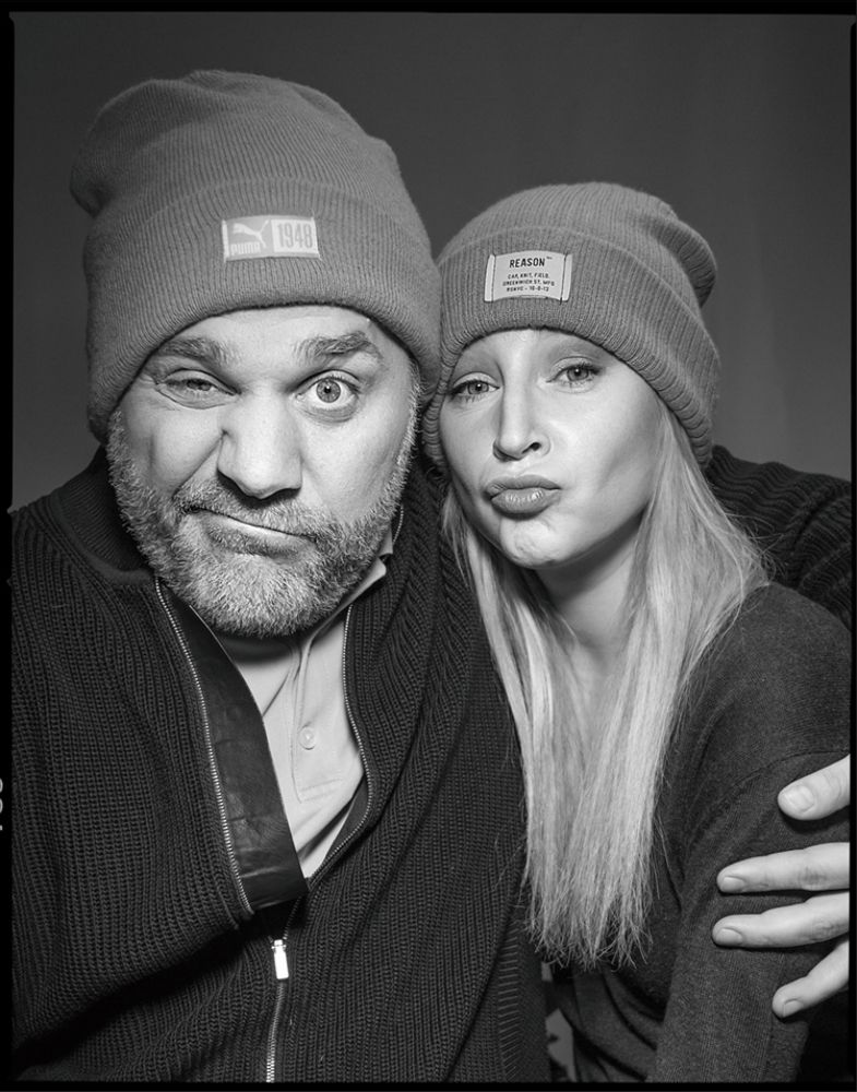 Запутанная и непредсказуемая история отношений, благополучно закончившаяся счастливым браком.