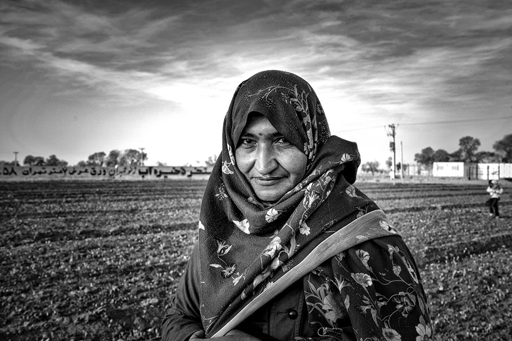 saffron woman woeker