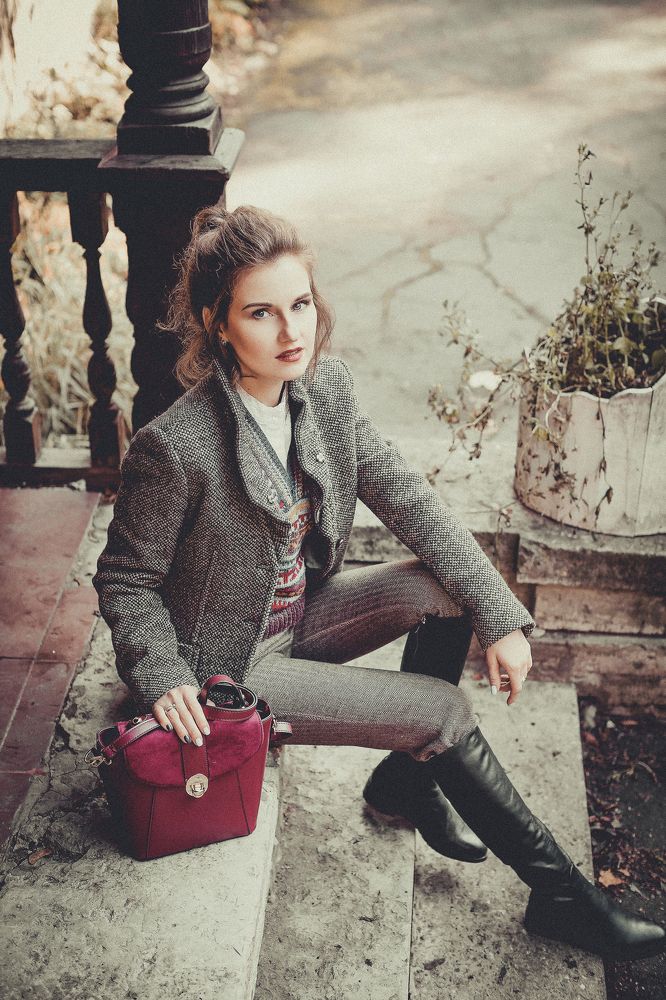 Девушка в твидовом костюме