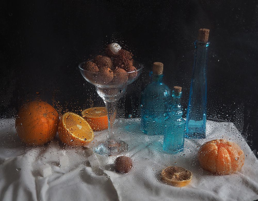 Фрукты и флаконы