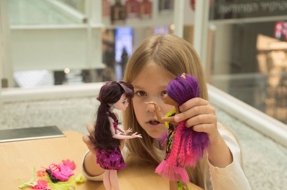 Девочка делает спектакль