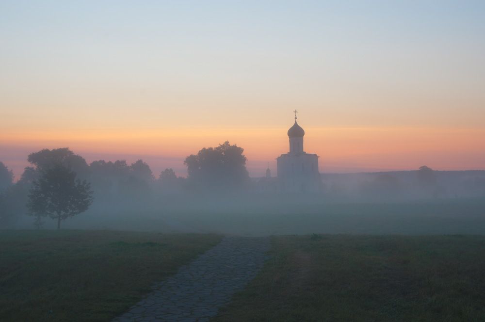 Рассвет. Храм Покрова-на-Нерли