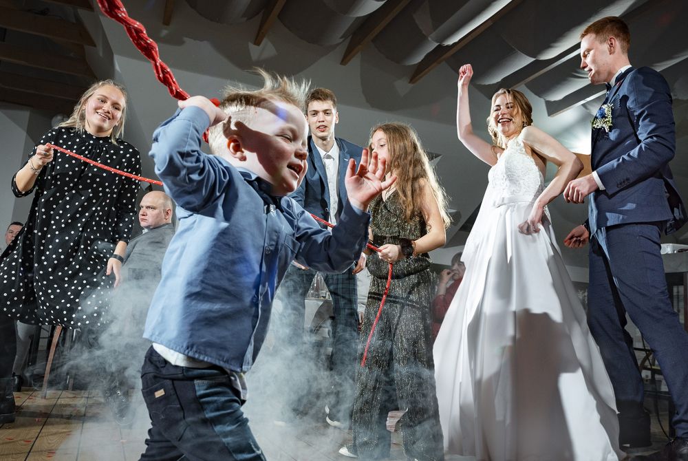 Юный гость на свадьбе.