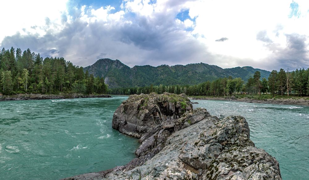 Верхом на каменном драконе по горной реке.